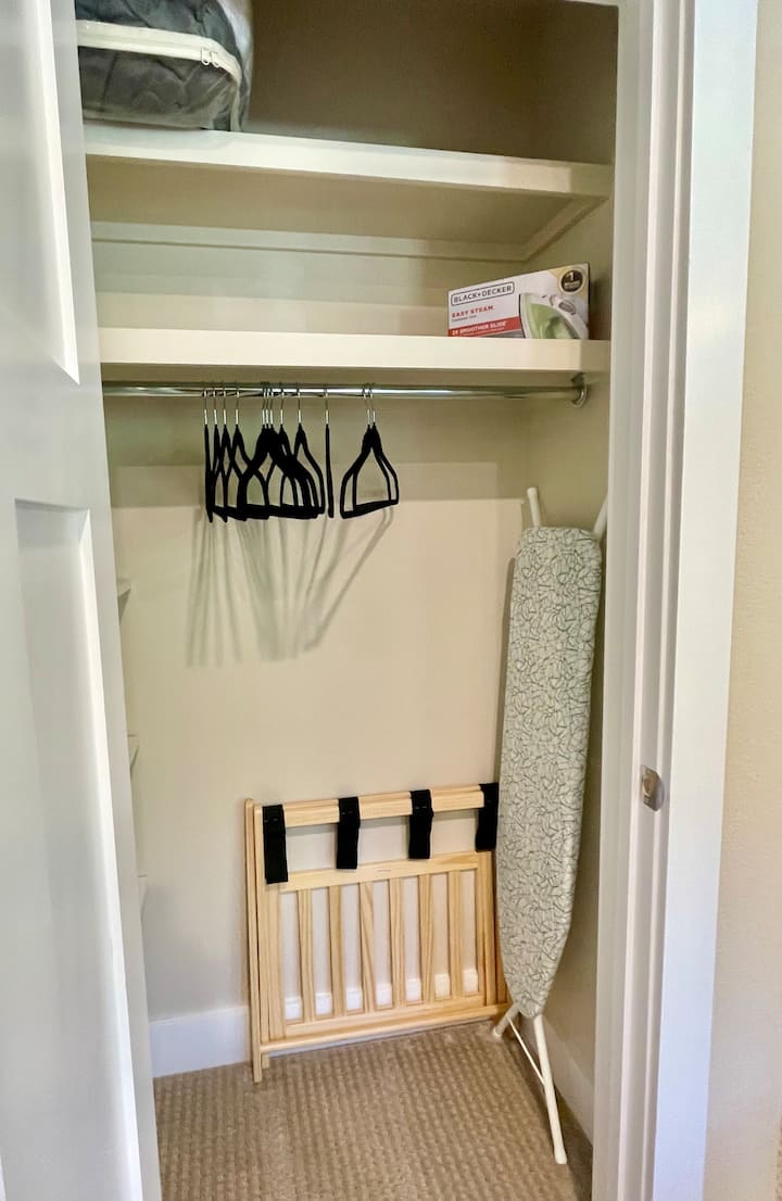 Skriňa so žehličkou a žehliacou doskou