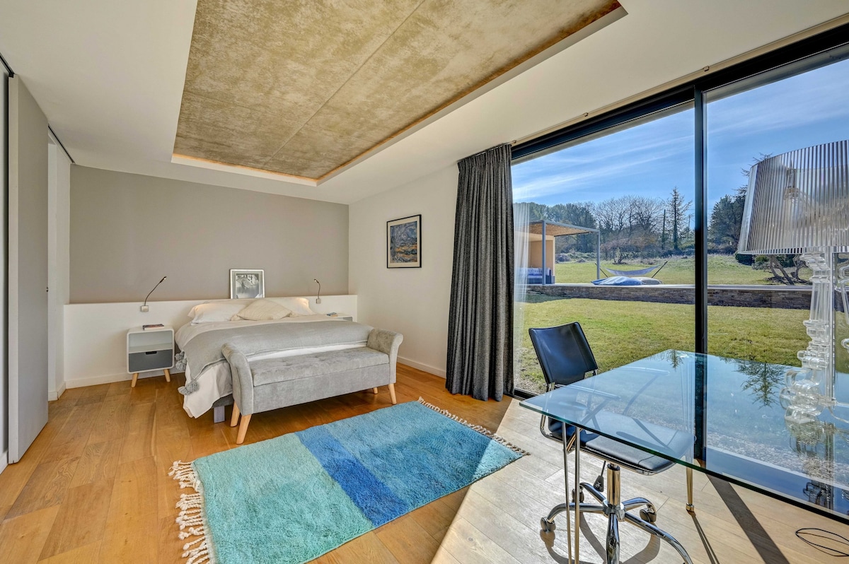 位于一楼的主卧套房，带办公区