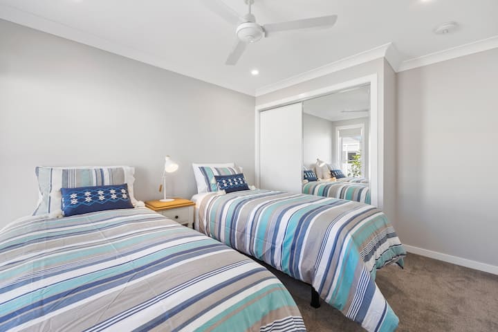 La deuxième chambre est équipée de deux lits simples confortables, idéaux pour ceux qui voyagent en groupe ou avec les enfants.
