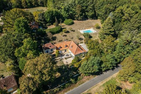 Family property with pool in Dordogne