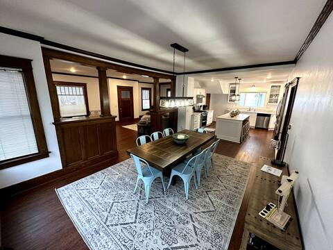 Roomy 5BR 1/4 mile from Main St
