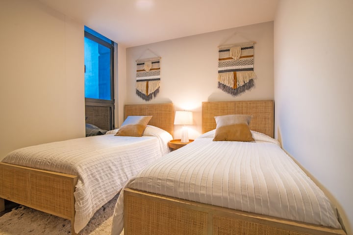 غرفة ضيوف بسريرين تتميز بمراتب فاخرة وأرقى الأسرّة. تحتوي غرفة النوم على مكيف هواء.