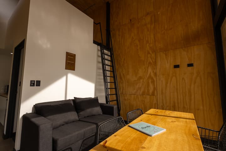 客厅配有沙发床。