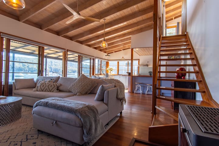 Captivating Waterfront Cottage – Scotland Island