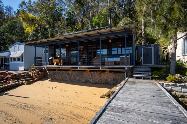 Captivating Waterfront Cottage – Scotland Island gallery image 2