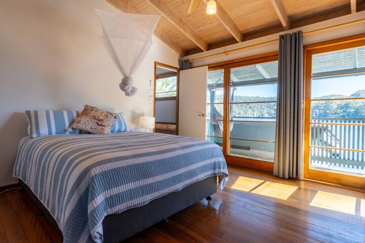 Captivating Waterfront Cottage – Scotland Island gallery image 4