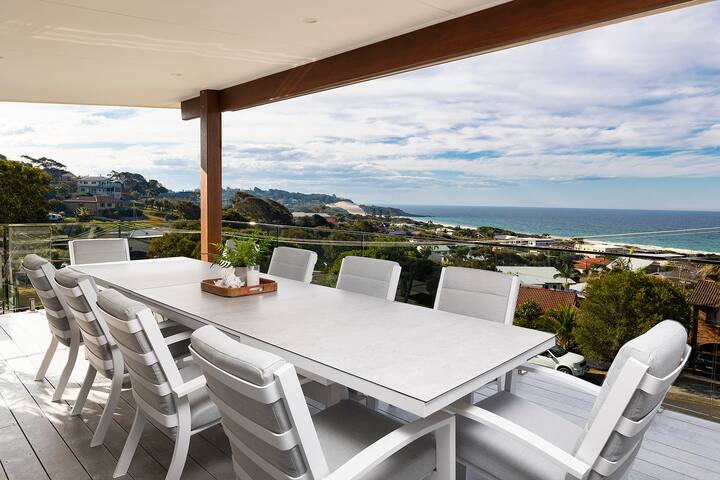 Spacious 4 Bedroom House with Ocean Views gallery image 2