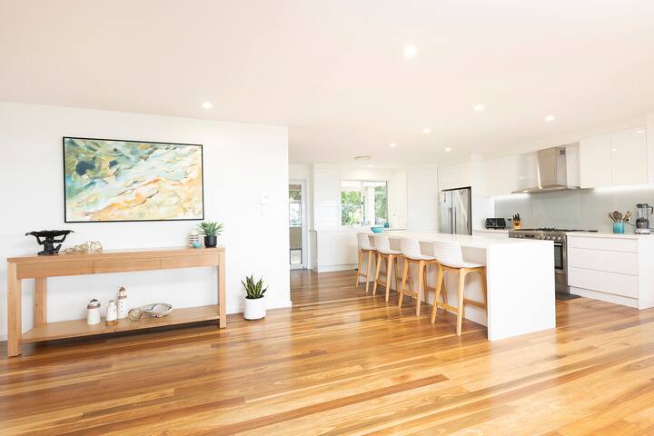 Spacious 4 Bedroom House with Ocean Views gallery image 5