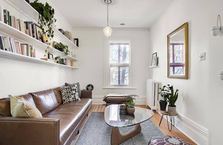 Perfect Downtown Location – Executive home gallery image 2