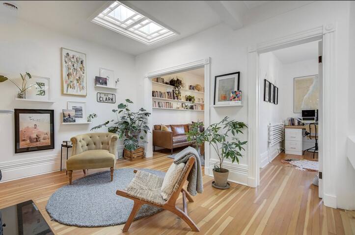 Perfect Downtown Location – Executive home gallery image 3