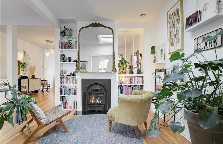 Perfect Downtown Location – Executive home gallery image 5