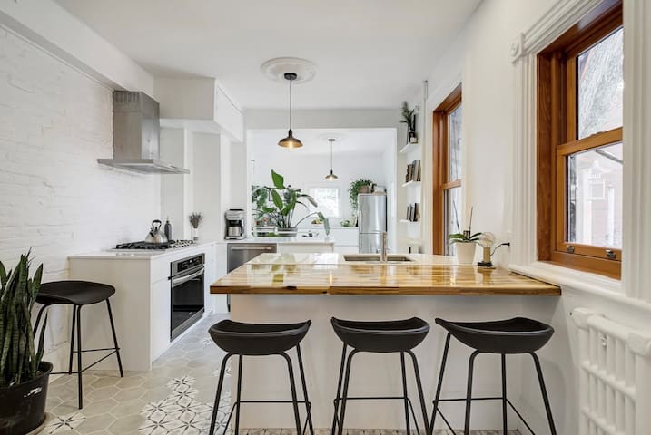 Perfect Downtown Location – Executive home