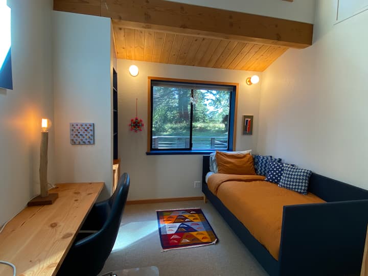 พื้นที่ทำงานเฉพาะพร้อมโต๊ะทำงานและ Wi-Fi ความเร็วสูง — เหมาะสำหรับการทำงานทางไกลหรือการพักผ่อนอย่างสร้างสรรค์พร้อมเตียงเดี่ยว