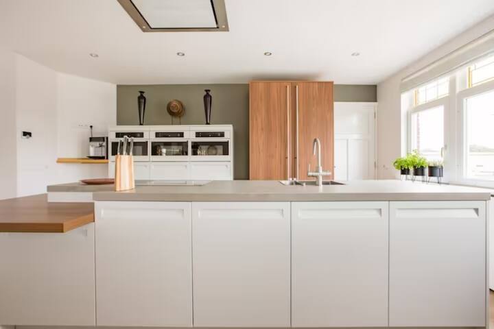 Stroll the waterfront from a Harbour-Site app