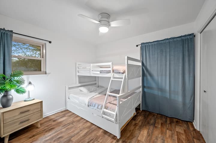 Spavaća soba 4: Veliki krevet (može primiti 2 osobe) s bračnim krevetom na vrhu i pomoćnim krevetom ispod. Soba može primiti 4 osobe.