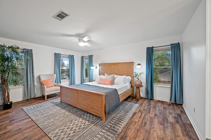 Spavaća soba 1: bračni krevet (širine 180 - 200 cm)