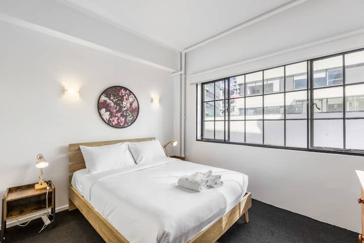 غرف النوم هي أماكن مريحة ومقيدة للراحة والاستجمام.
