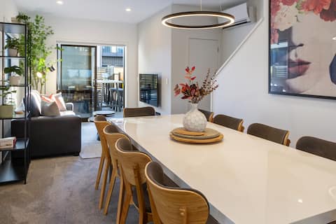 Walk to Riverside Market: 4 bed 4 bath w/ Car Park