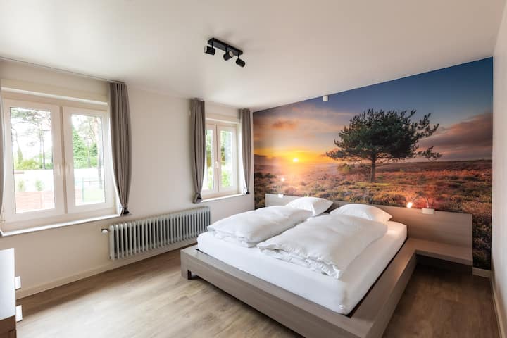De 'uilenkamer' is voorzien van een prachtige muurfoto met een landschap dat typisch is voor de streek.