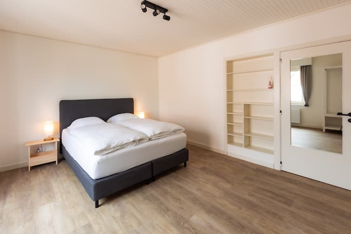 Onze 'Bever' slaapkamer, voorzien van een queensize boxspring