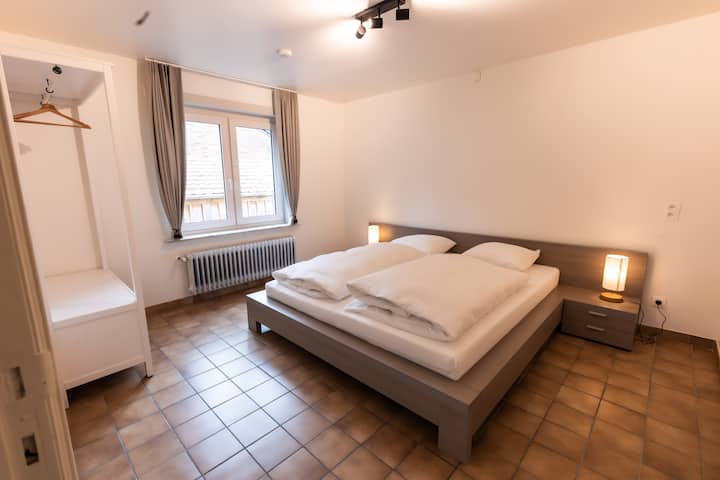 De 'eekhoorn' slaapkamer voorzien van een kingsize bed. De nachtlampjes werken met touch bediening en zijn voorzien van een USB laadpoort.