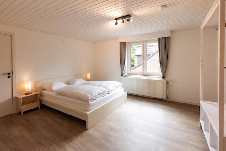 De 'regenworm' kamer is voorzien van een queensize bed.
De nachtlampjes werken met touch bediening en zijn voorzien van een USB laadpoort.