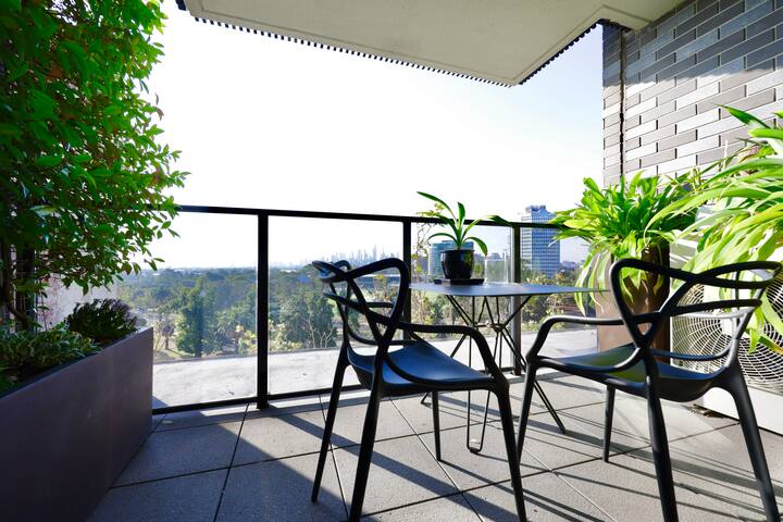 Luxury Stay, Sweeping City Views with Pool gallery image 5