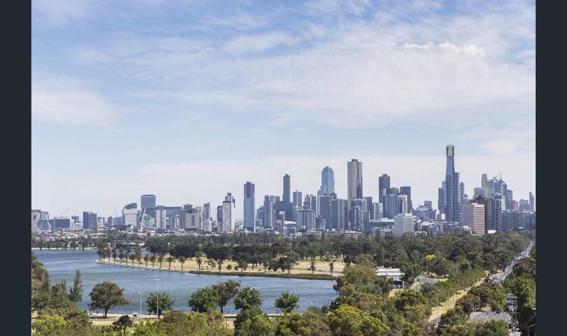 Luxury Stay, Sweeping City Views with Pool gallery image 3