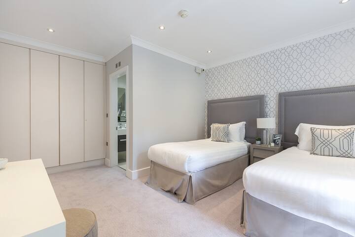 Huge, 2Bed/Bath AirCon, Terrace gallery image 3