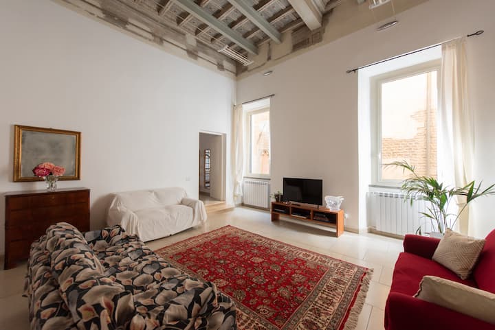 sebule kubwa iliyo na kitanda cha sofa (sofa nyeupe) 
kitanda cha sofa ni sawa kwa mtu mzima au watoto wawili.