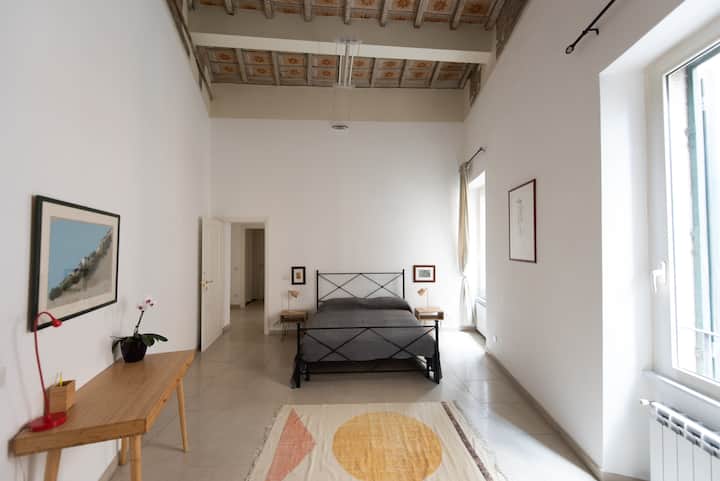 chumba cha kulala mara mbili n.2 kilicho na dari iliyopambwa