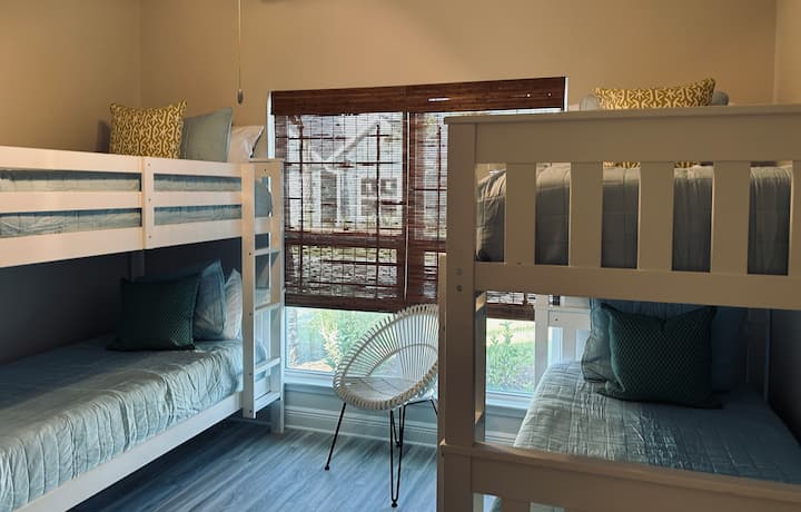 ห้องเตียงสองชั้นพร้อมที่นอนเมมโมรี่โฟมคู่ขนาด 4, 10 " ห้องเก็บของที่ยอดเยี่ยมพร้อมตู้เสื้อผ้าแบบวอล์คอินและลิ้นชักขนาดใหญ่ เรามีตะกร้าหนังสือสำหรับเด็กเล็กและทีวีขนาดใหญ่