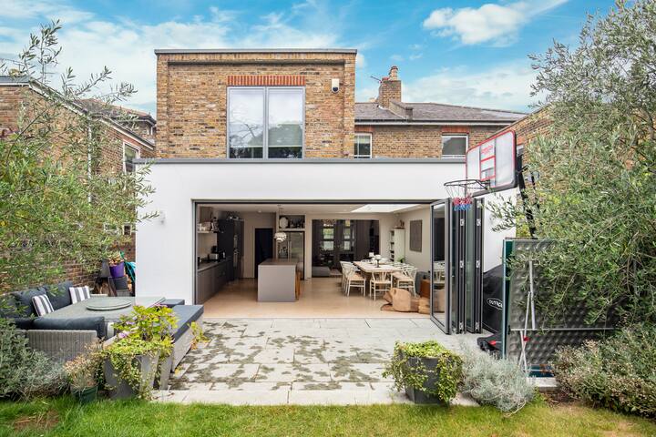 Spacious & stylish family home gallery image 4