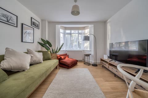 Stylish 2 Bed Apartment + Parking - Oxford