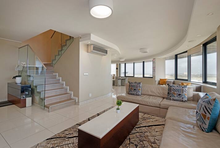 25% off Grand Penthouse / Backup Power / Stunning gallery image 4