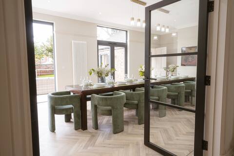 Luxury in the heart of Lincoln +Hot Tub +Parking
