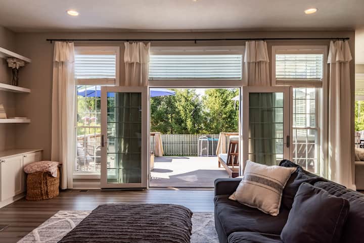Living room with open flow to the back porch! Great for gatherings and cook-outs! 