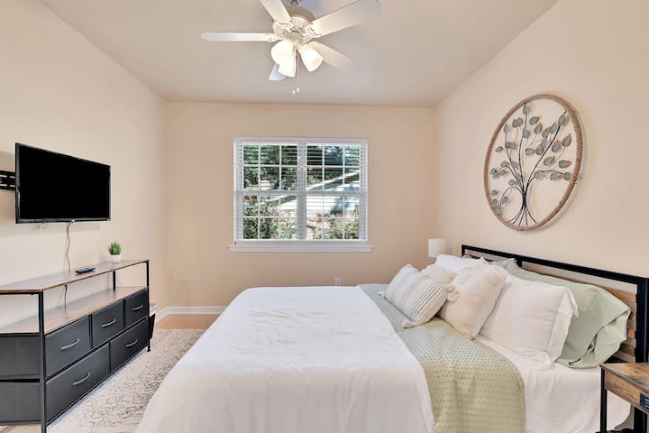 El dormitorio cuenta con una ventana, ventilador de techo para mayor comodidad y TV para tu entretenimiento.