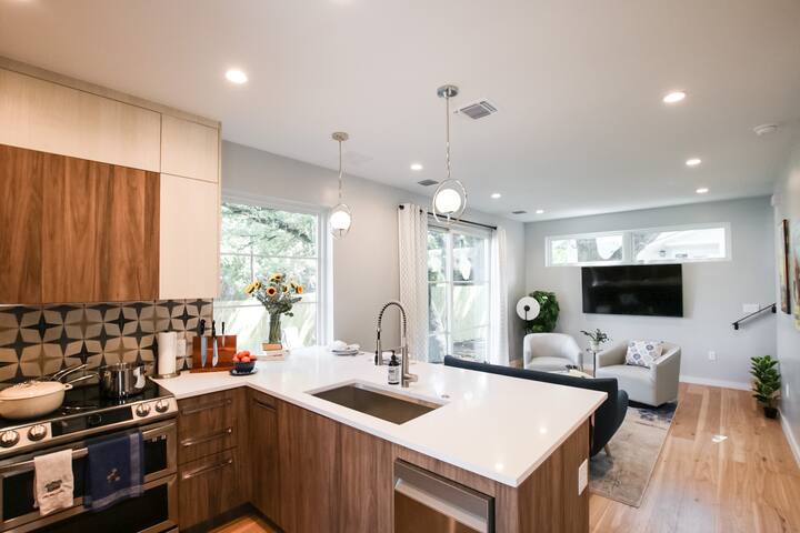 New Modern Vibe House – Heart of SoCo