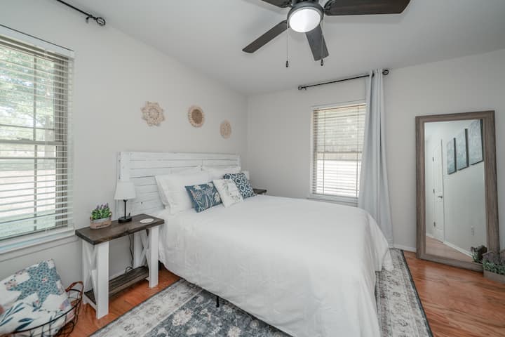 Bedroom #2 (queen room).