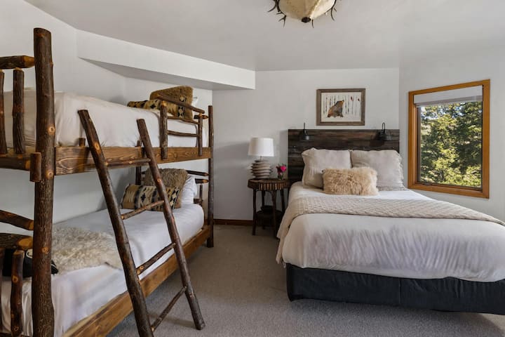 Lit queen size confortable avec lit double superposé avec salle de bain attenante, placard et est la chambre où vous êtes le plus susceptible de voir mose ou de cerf passer ou de prendre un verre.