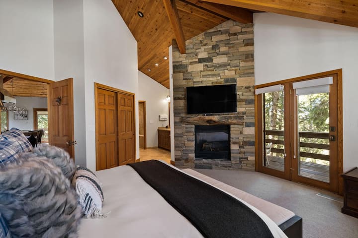 La chambre principale dispose d'un lit king size, de plafonds voûtés et d'une cheminée.  Beaucoup d'espace dans le placard également.