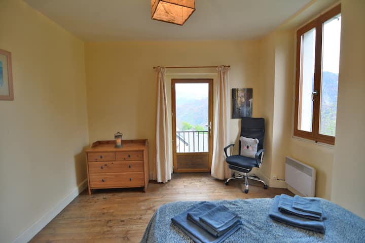 Dormitorio 2 con cama matrimonial y puerta al balcón