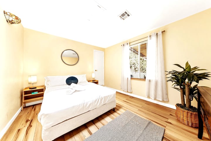 Segundo dormitorio, TV Firestick, armario espacioso, tragaluz, escritorio y hermosa vista al jardín.