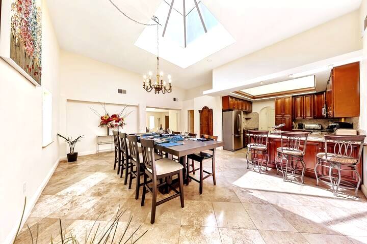 Spacious Retreat Near Strip, Gated, Sauna, Dogs OK gallery image 5