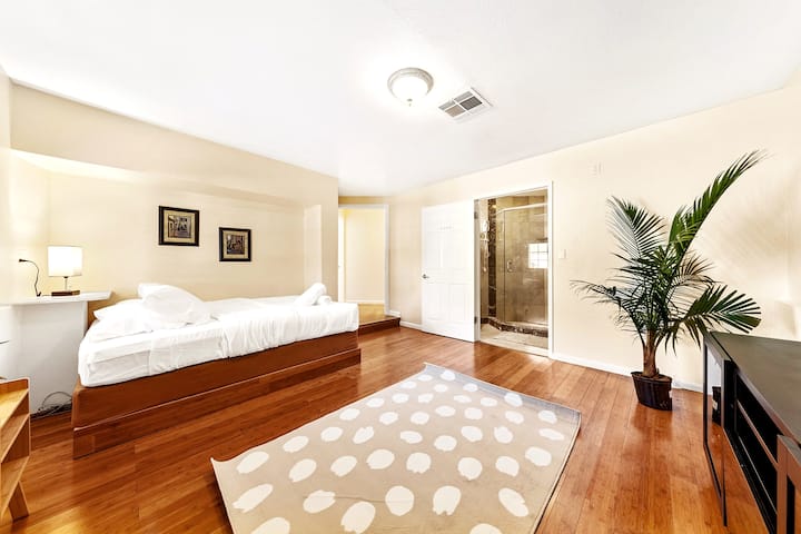 ¡Una habitación con vistas! Accede al área del fogón desde este cuarto dormitorio, lo que crea una experiencia interior y exterior perfecta.
