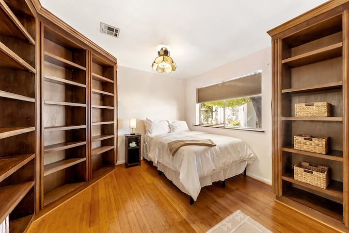 ¡La casa de tus sueños está aquí! Explora 5 dormitorios únicos, cada uno con su propio estilo y encanto. 5º dormitorio accesible desde la sala de estar. Firestick TV, biblioteca de libros y vista del área de la fogata.