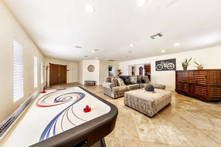 Spacious Retreat Near Strip, Gated, Sauna, Dogs OK