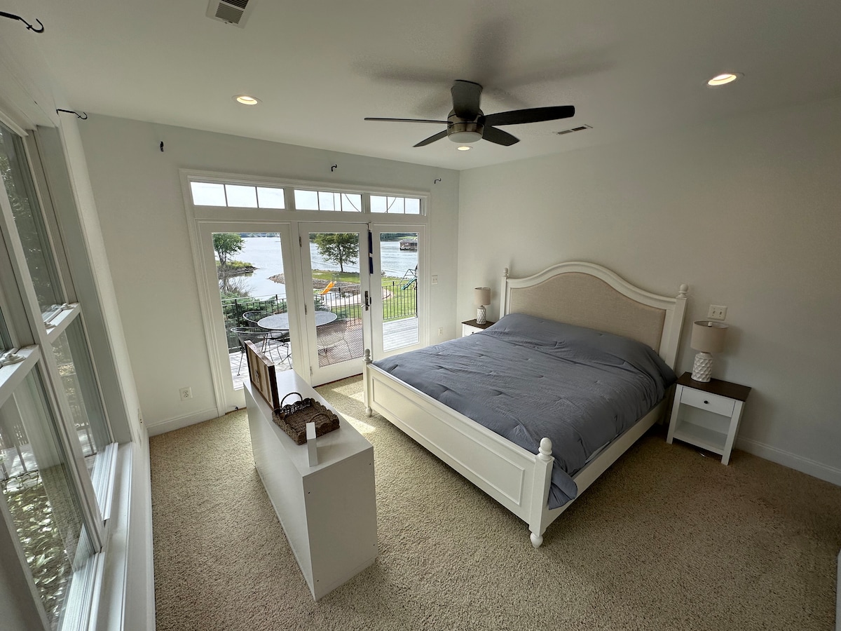 غرفة النوم 2 المطلة على البحيرة الخاصة مع سرير بمقاس وتلفزيون وحمام داخلي خاص