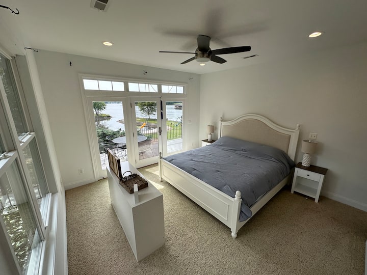 Chambre 2 donnant sur le lagon privé avec lit King Size et télévision, et salle de bain privée attenante